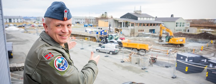 Oberst Martin Tesli, foran det som skal bli det nye messa på Ørland flystasjon. foto; Ole Andreas Vekve / Forsvaret