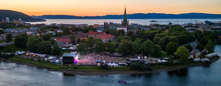 En gullgruve for byen: Festivaler som Pstereo bringer kulturopplevelser i stort monn til byen. Men den samfunnsøkonomiske betydningen for næringslivet har ikke vært tallfestet før konsertundersøkelsene undersøkte ringvirkningene som kulturnæringene bidrar til. Foto: Pstereo - Trondheim Dronetjeneste