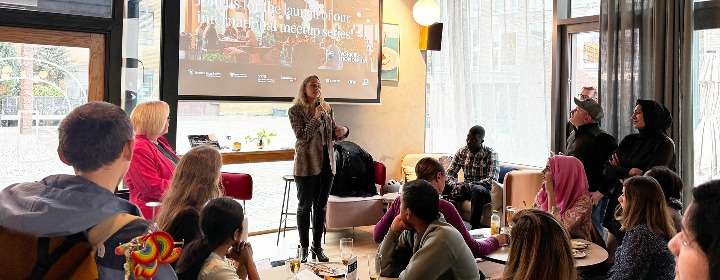 Jaya Thomlison er ansatt som daglig leder i Work in Trondheim. Her fra det første "international meet-up" som ble arrangert på Digs i Trondheim. (foto: Tormod Ellingsen)