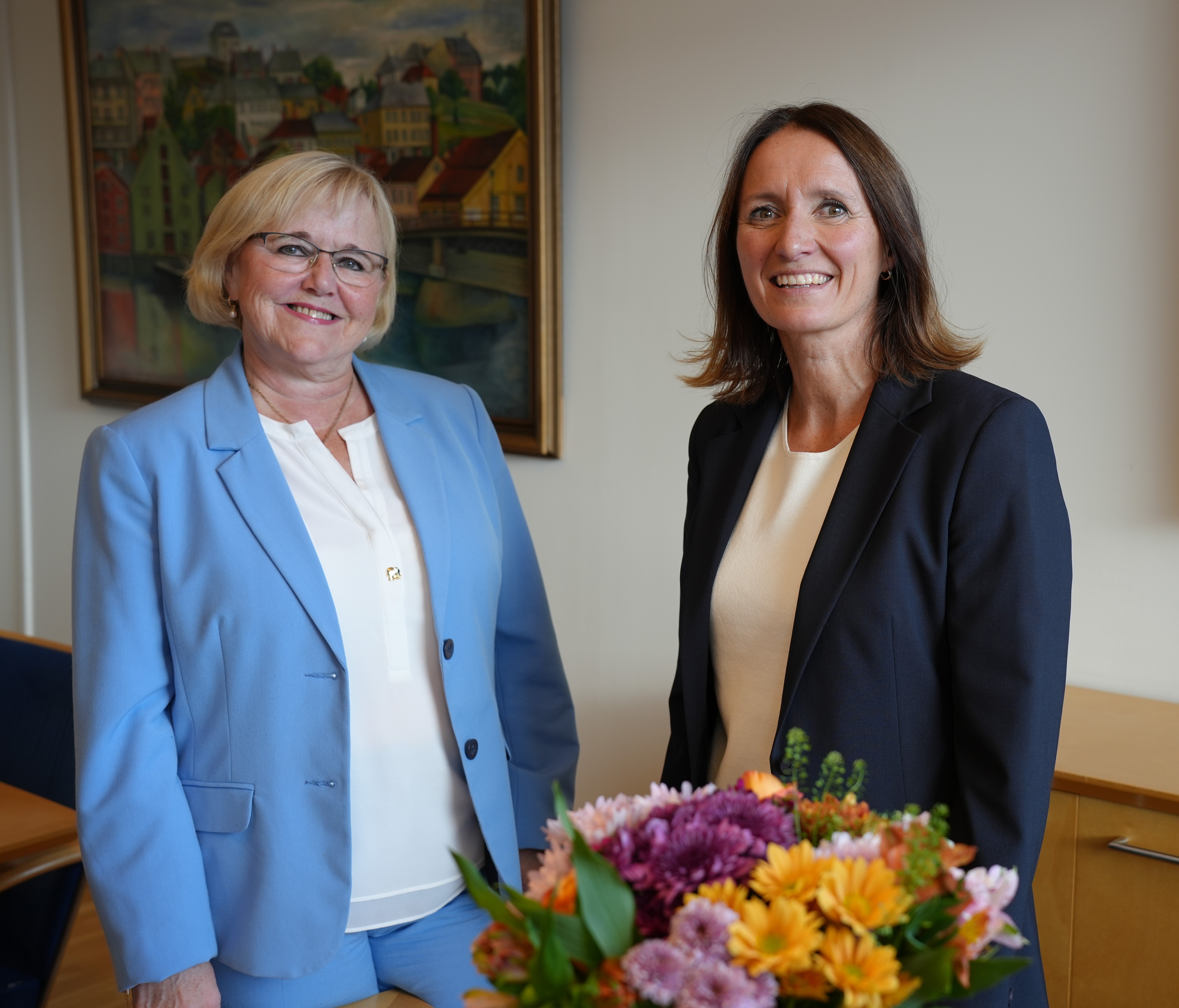 Guri Knotten (t.h.) overtar som administrerende direktør i NiT etter Berit Rian, som har lagt ned en formidabel jobb gjennom 16 år som sjef i foreningen. Foto: Kenneth Stoltz