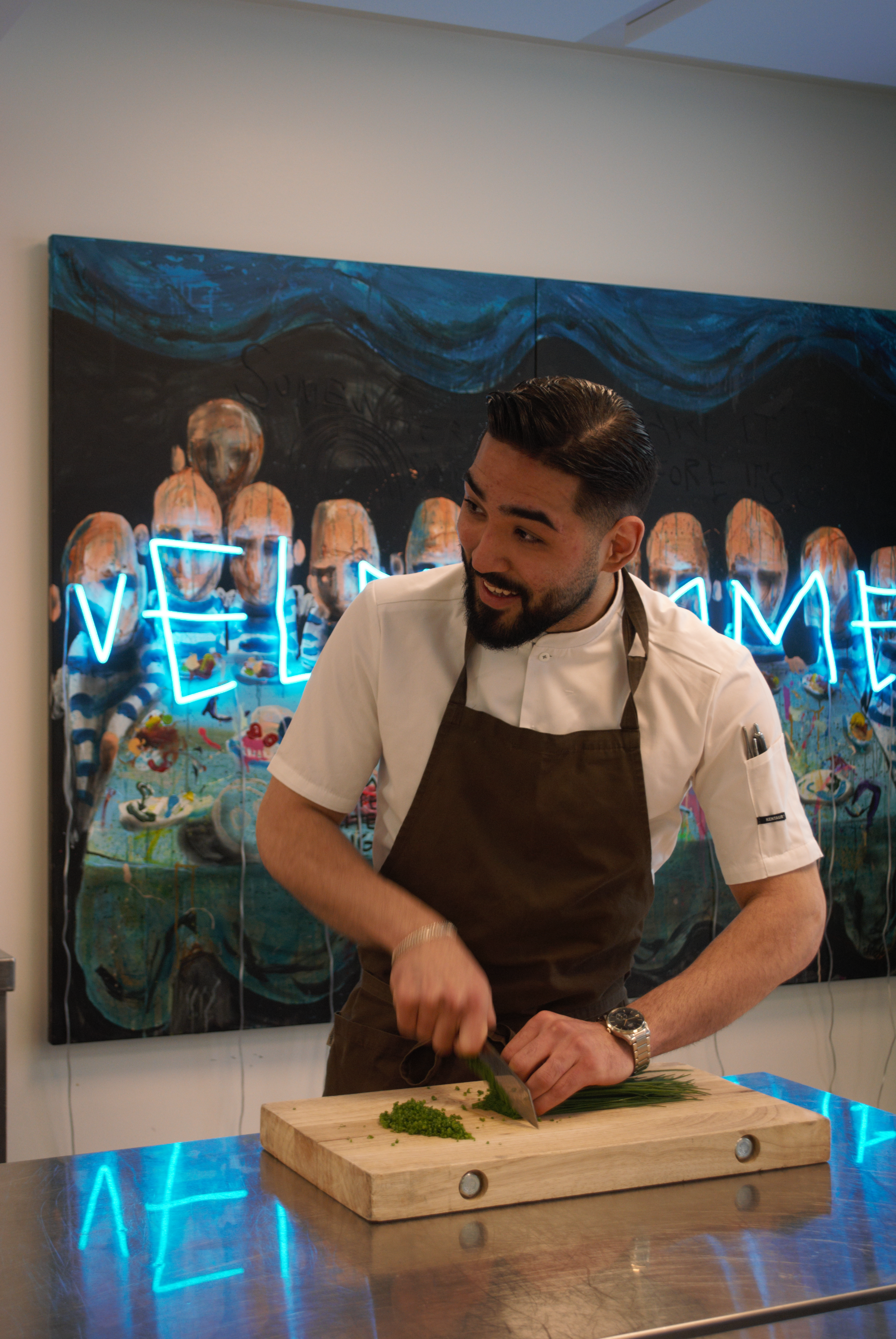 Afghanske Mostafa Sharifi Setter stor pris på muligheten han har fått som kokkelærling på To Rom og Kjøkken. Foto: Kristin Bjørge Hovde