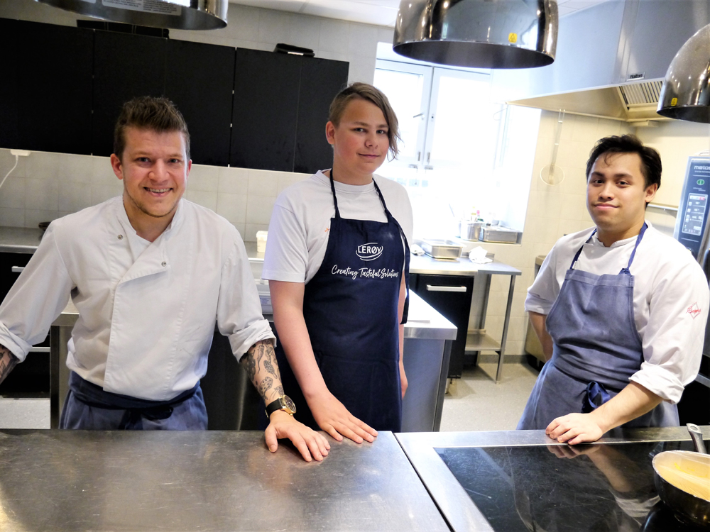 På kjøkkenet. Krister Olsen, assisterende kjøkkensjef ved Royal Garden, sammen med Sander og Leon fra 10. trinn på fra Sunnland Ungdomsskole, og kokk Adrian Pedersen.