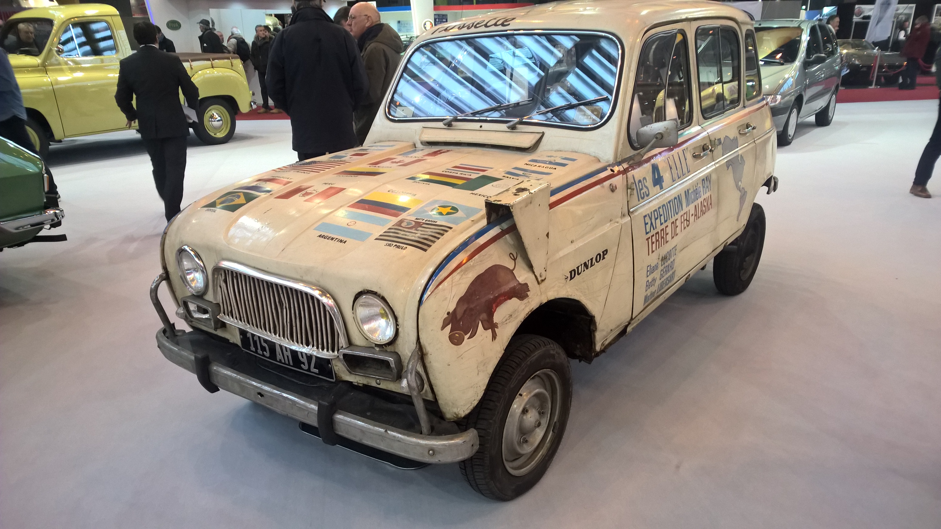 Det er ikke så rart at denne Renault 4 fra 1965 ser såpass sliten ut. Den ble nemlig kjørt fra sørenden av Argentina til Anchorage i Alaska i 1965, for å bevise styrken og holdbarheten til Renault 4. En strekning på 40.000 km! Den kjørte over Andes-fjellene, gjennom jungelen i Amazonas og over saltslettene i Utah. Her snakker vi episk road trip! 