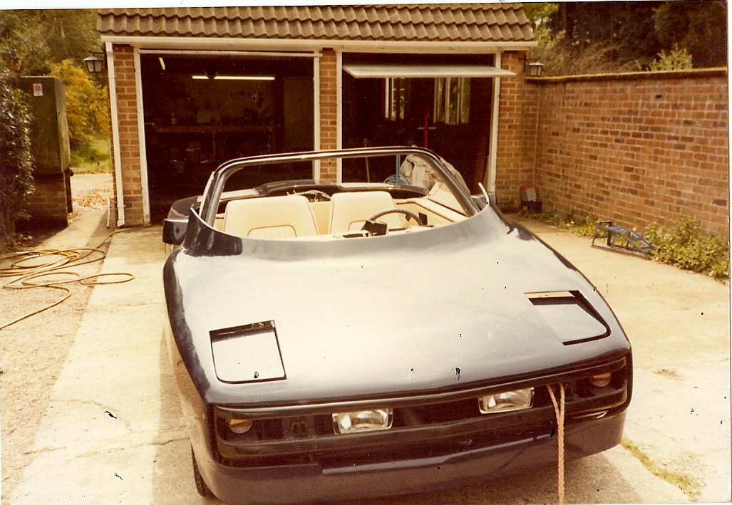 Bil #2 under oppbygging. Legg merke til det hvite skinninteriøret. Foto: Terry Borton