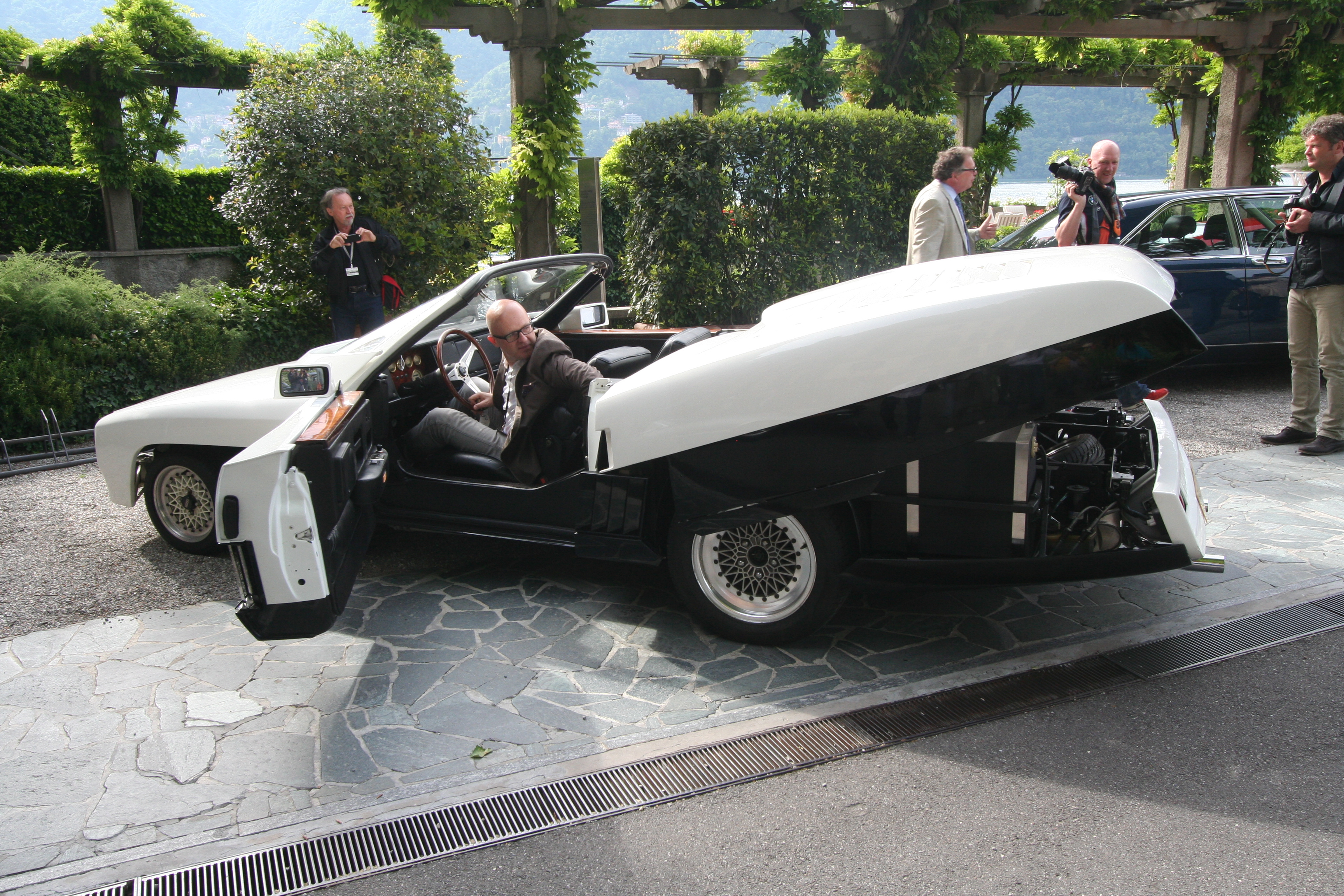 Panther Six ankommer fasjonable Concorso d’Eleganza Villa d’Este i 2015. En særdeles fjuskete motorgange, får eieren til øyeblikkelig å heve det enorme motorlokket. 