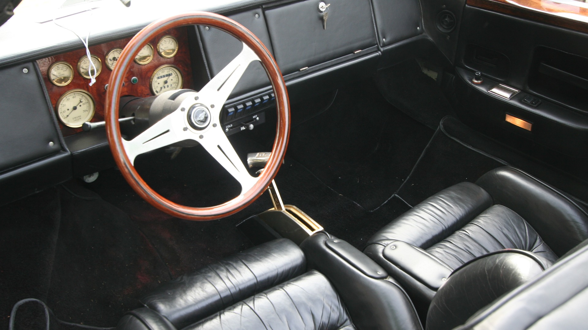 Interiøret på bil #2 fremstår i dag som veldig nøkternt og ryddig, og det hele er kledd i svart skinn.