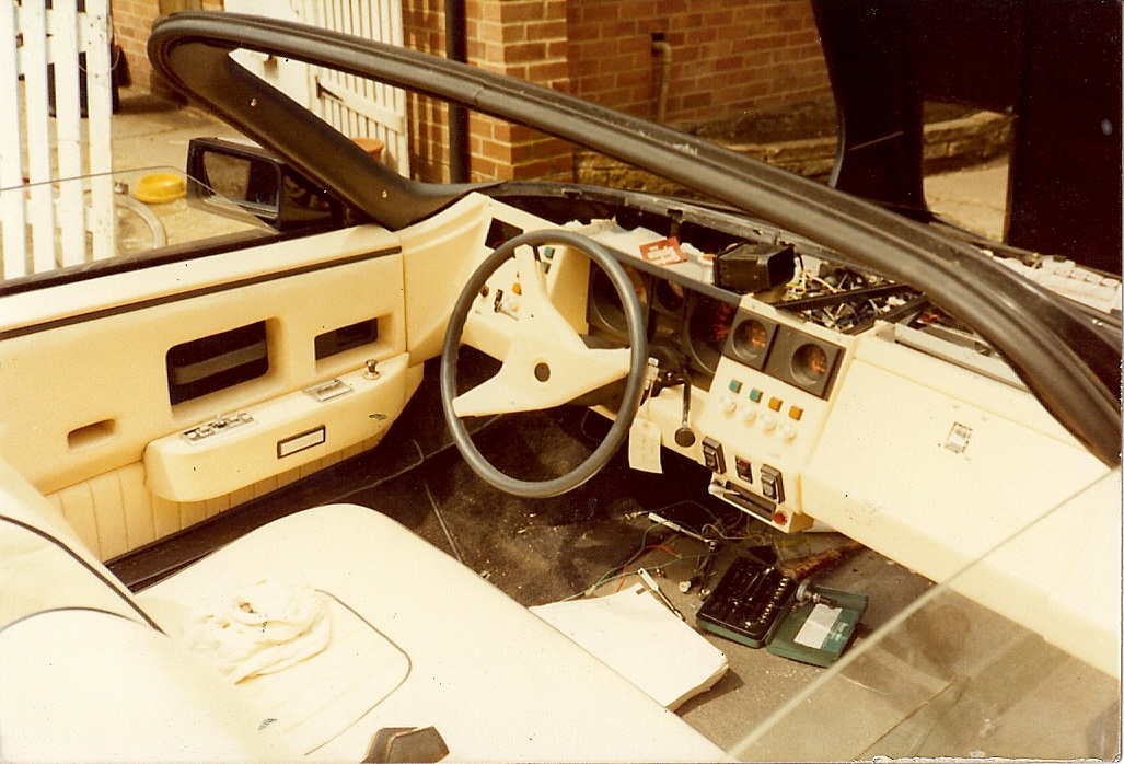 Det opprinnelige interiøret til bil #2. Interiøret ble aldri ferdigstilt av fabrikken, så den første eieren lagde det selv. Foto: Terry Borton