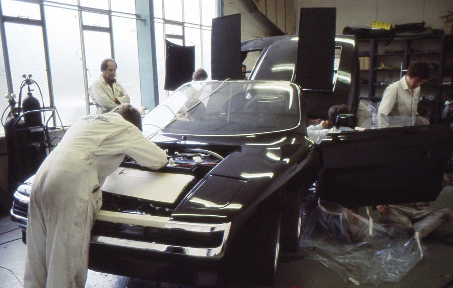 Fabrikkarbeiderne hos Panther jobber med bilen før premieren i oktober 1977. Foto: Terry Borton