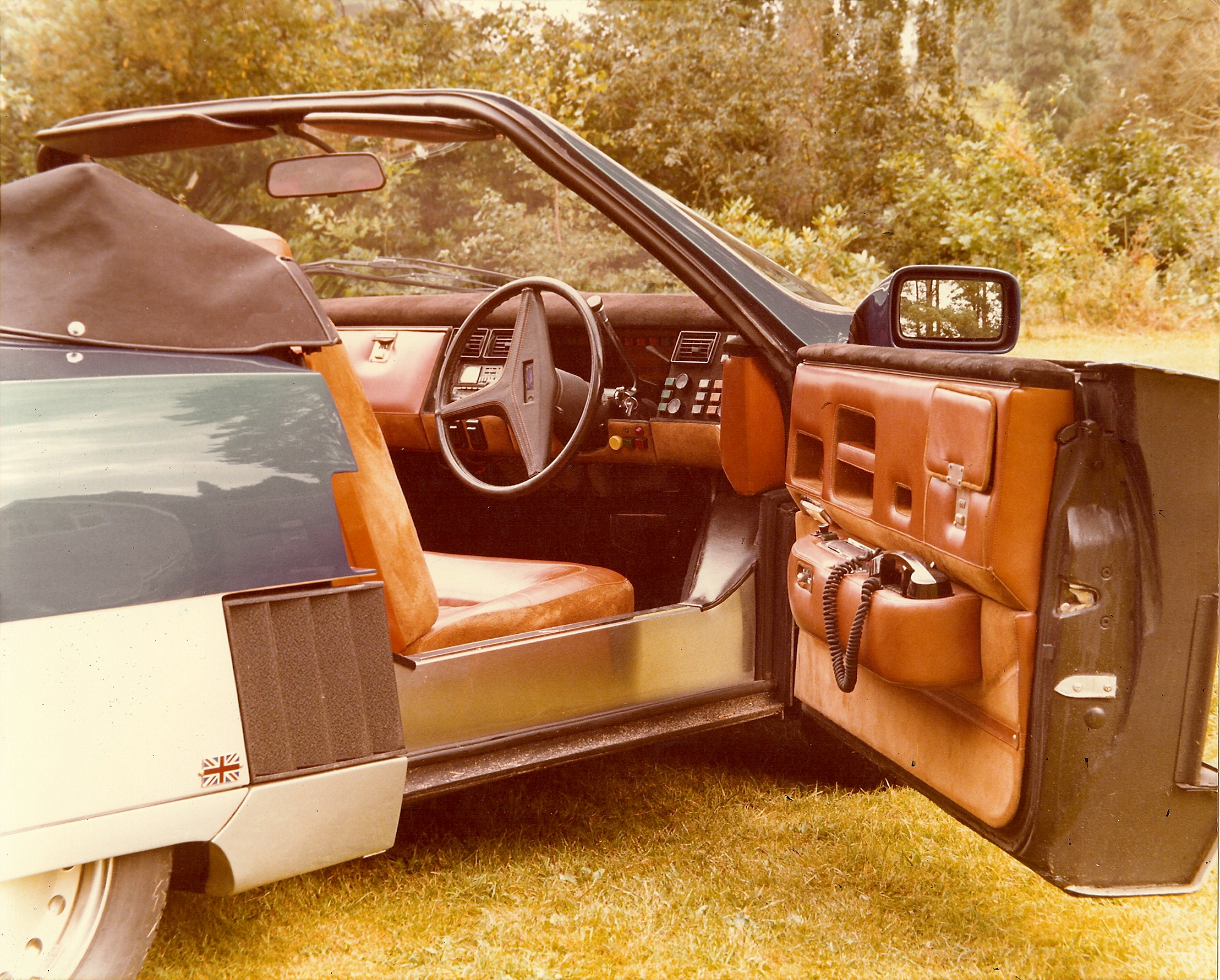 Et interiørbilde av bil #1, sannsynligvis tatt i 1980. Legg merke til telefonen i førerdøren. Foto: Terry Borton