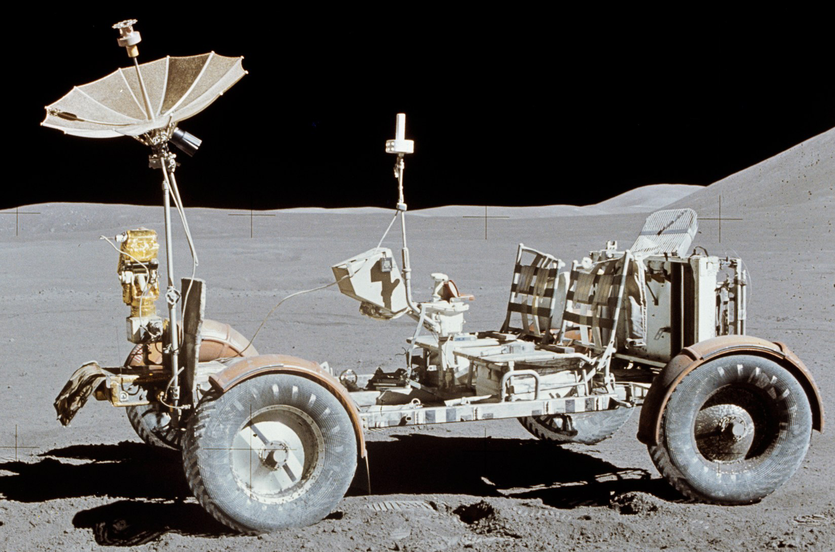 Her står den fortsatt, gjensatt på månens overflate. Et historisk objekt fra Apollo 15. 