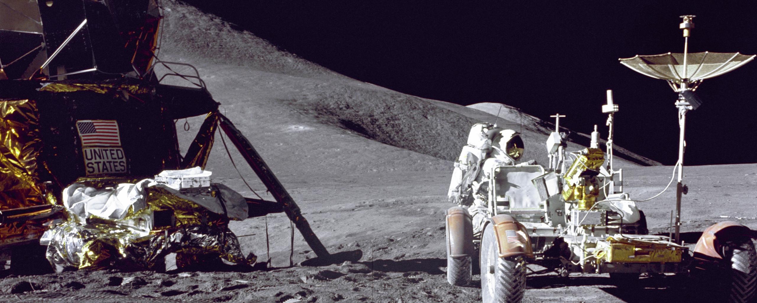 Astronaut Jim Irwin fra Apollo 15 laster utstyr fra landingsmodulen, om bord i månebilen før kjøringen begynner. 