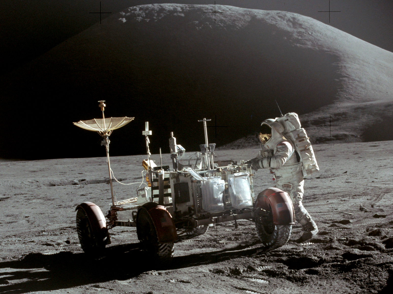 Astronaut Jim Irwin iferd med å ta plass i månebilen på Apollo 15-ekspedisjonen. 