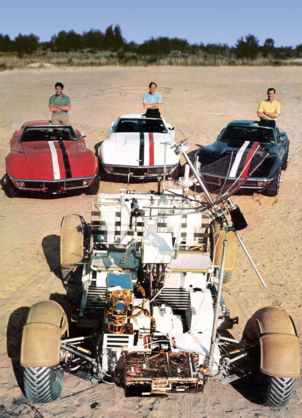 Astronautene i Apollo-prosjektet hadde tradisjon for å kjøre Corvette. Her er gjengen fra Apollo 15 foran sine egne Corvetter og månebilen. Irwin med rød bil, Worden med hvit og Scott med blå. 