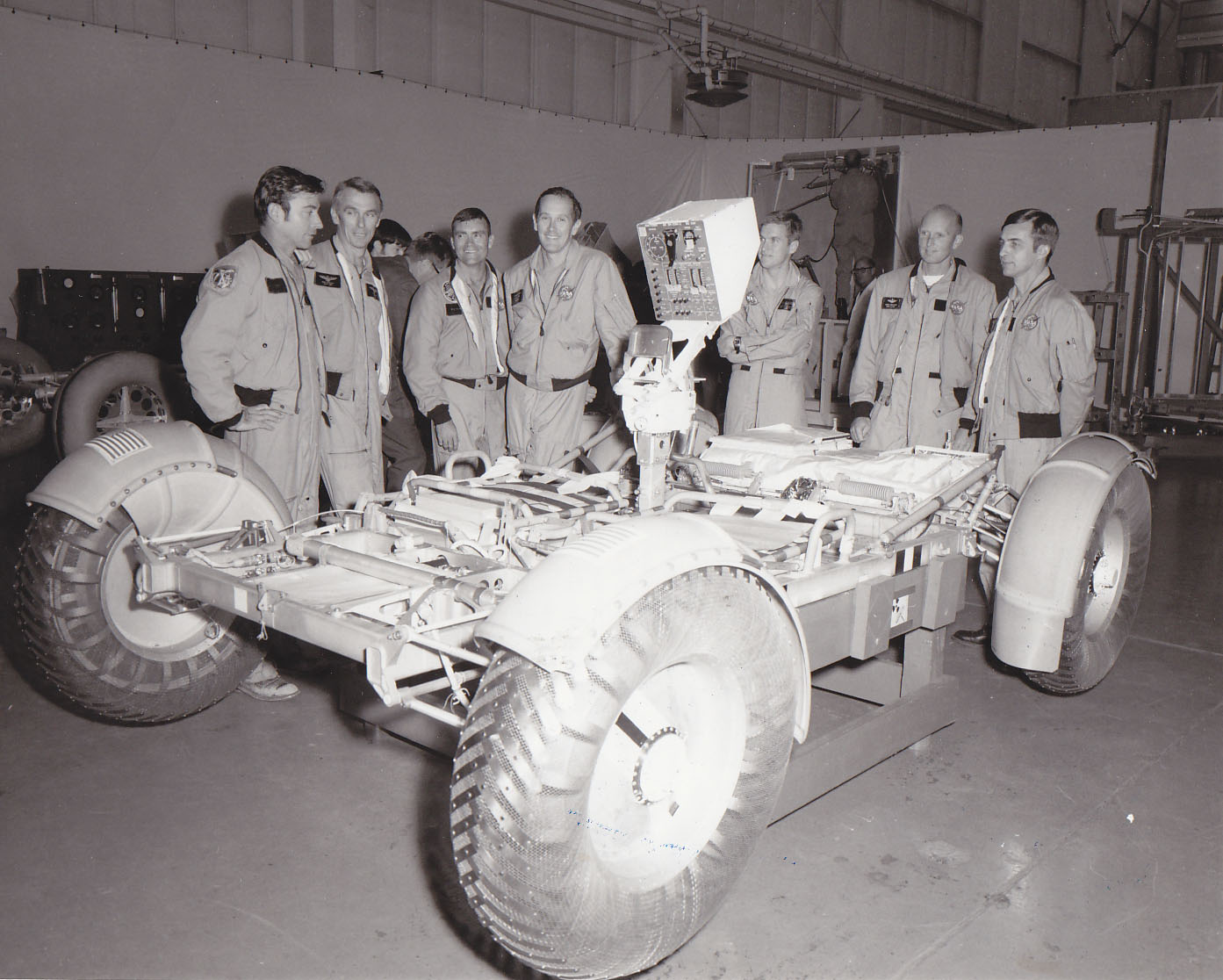 Mannskap og Astronauter fra Apollo 16 og Apollo 17 ved NASA Marshall Space Flight Center i 1971, for testing og  opplæring av hvordan man får ut bilen fra landingsmodulen. 