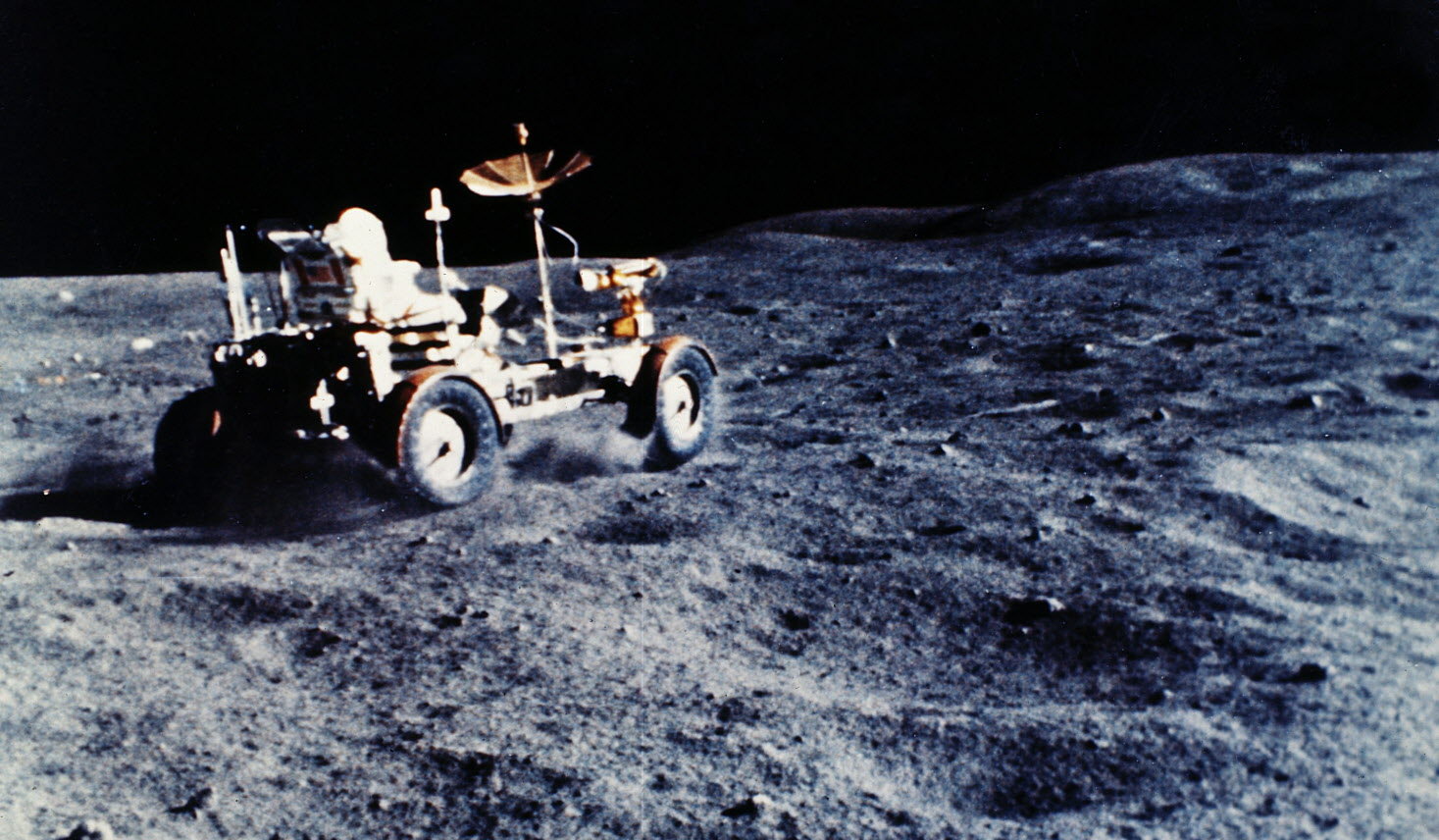 Månebilen i full fart i sitt rette element under Apollo 16-ferden.