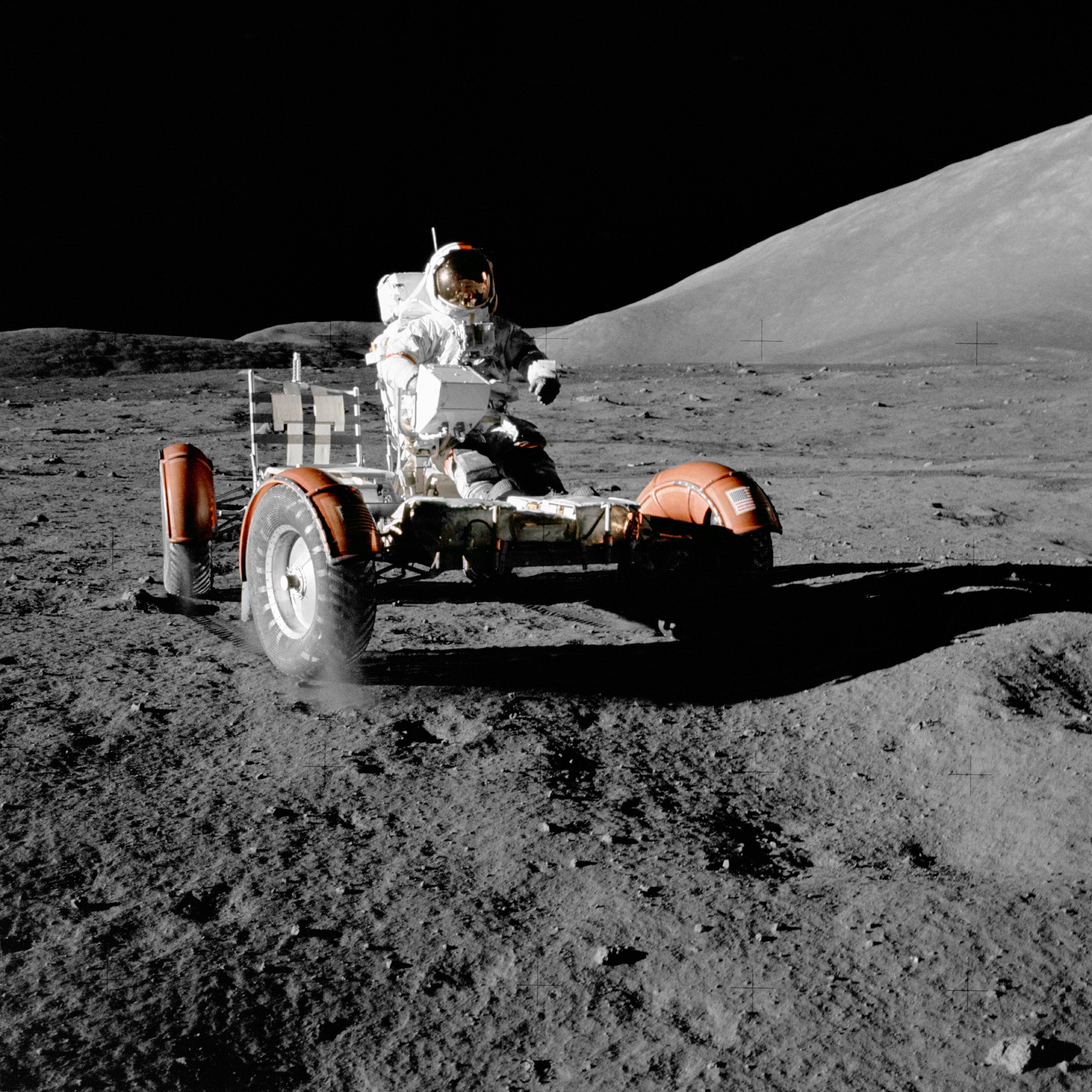Astronaut Eugene Cernan kjører månebilen, etter å ha losset den av Apollo 17. 