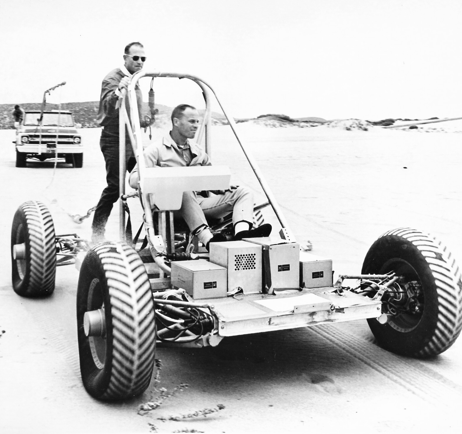 En 1971 prototype fra GM for en Dual Mode Lunar Rover, her under testing i California. 