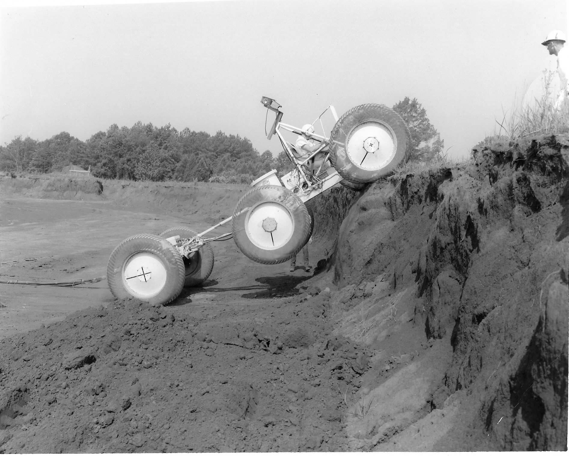 En av GM sine Dual Mode Lunar Rover konsepter under testing i tøft terreng. 