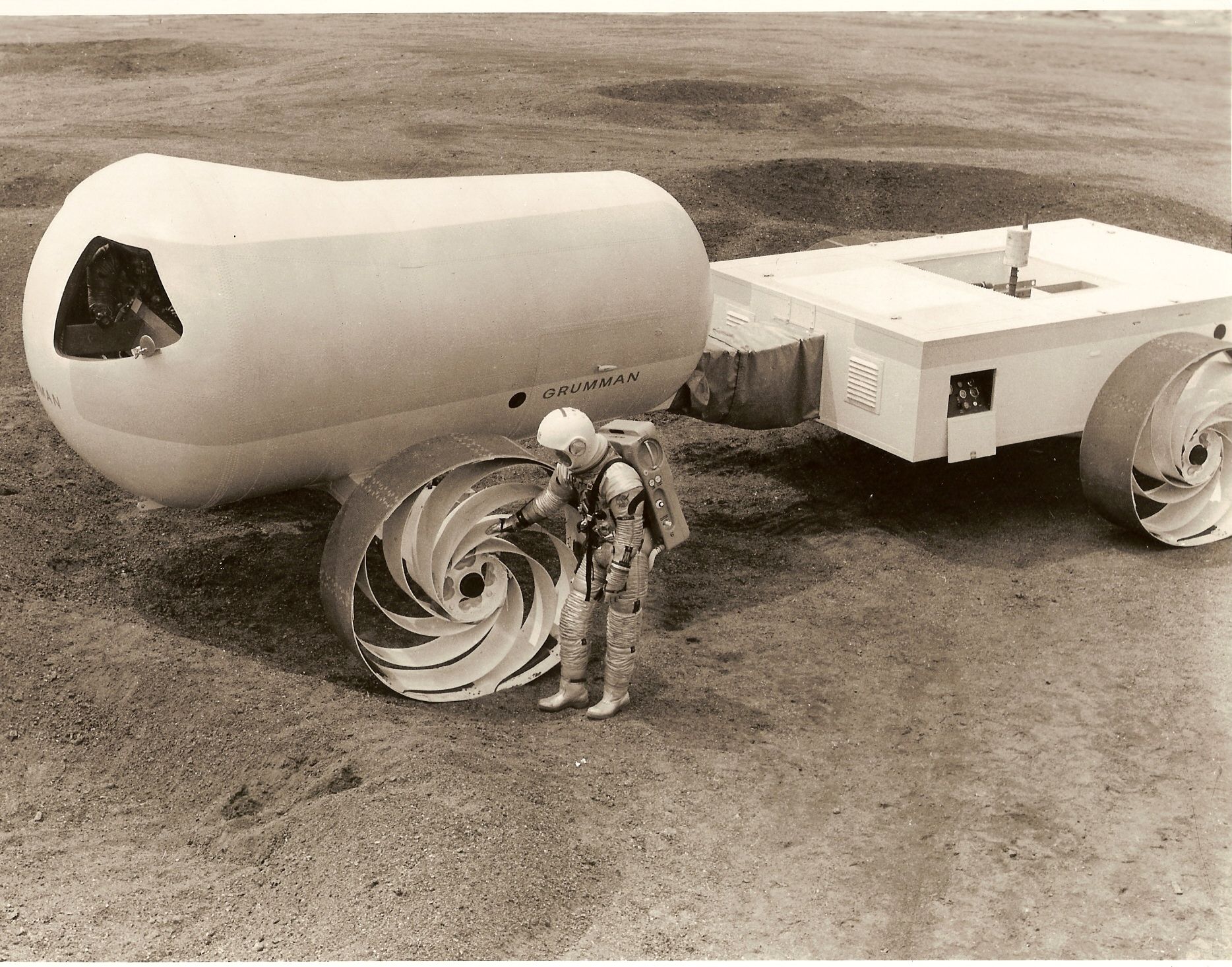 Forsvarsgiganten Grumman var sterkt involvert i månelandingen, da de var hovedleverandøren til selve landingsmodulene. Her er ett av deres Molab-konsepter for en månebil. 