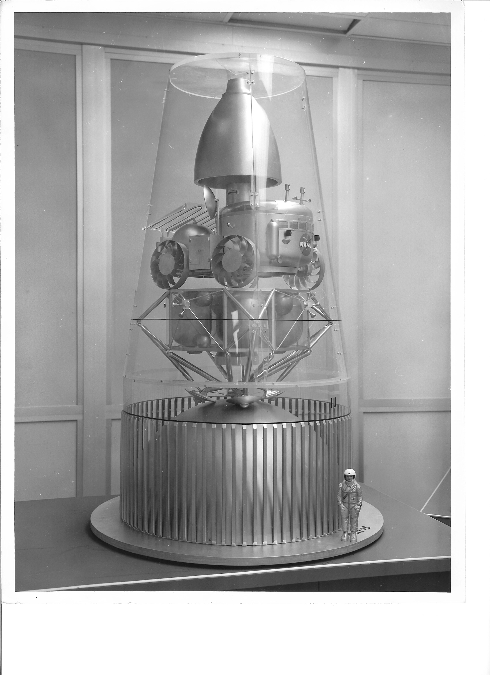 Slik ville en MOLAB månebil stå under transport til månen inni en Saturn V bærerakett. 