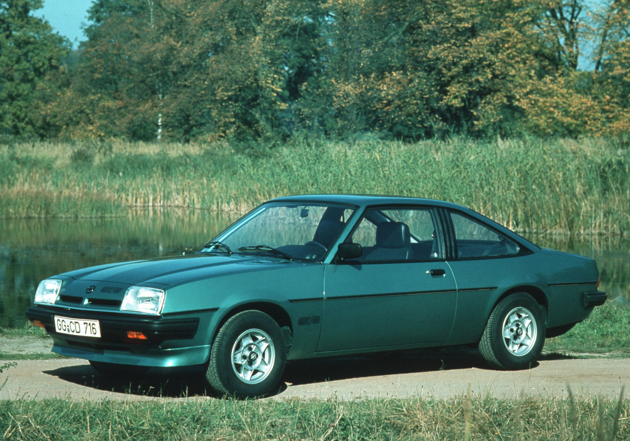 1982 markerte året hvor Manta B gikk bort i fra kromdetaljer, og erstattet det med plastikk, for eksempel som på fangeren i front.