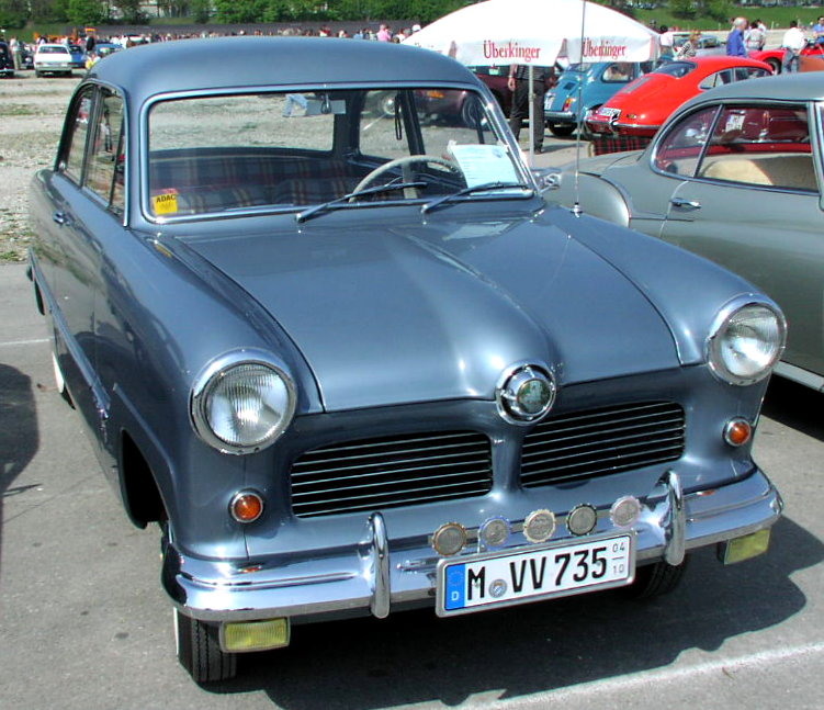 Slik så Ford Taunus 12M og 15m ut fra lansering i 1952, med den klassiske halvgloben i grillen.