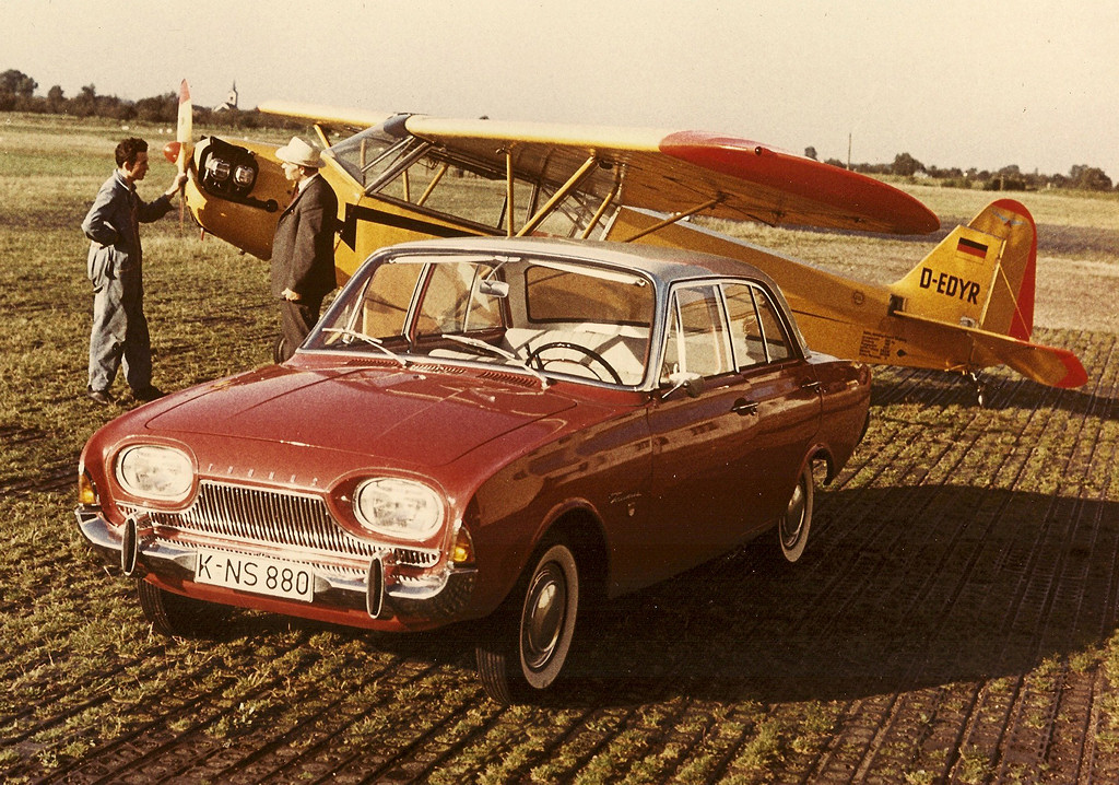 Taunus P3 kom med et helt nytt design, og ble ofte kalt for «Badekar-Taunusen» på grunn av sitt karakteristiske utseende. Til høyre kan du se tredørs-versjonen som fikk navnet «Turnier».