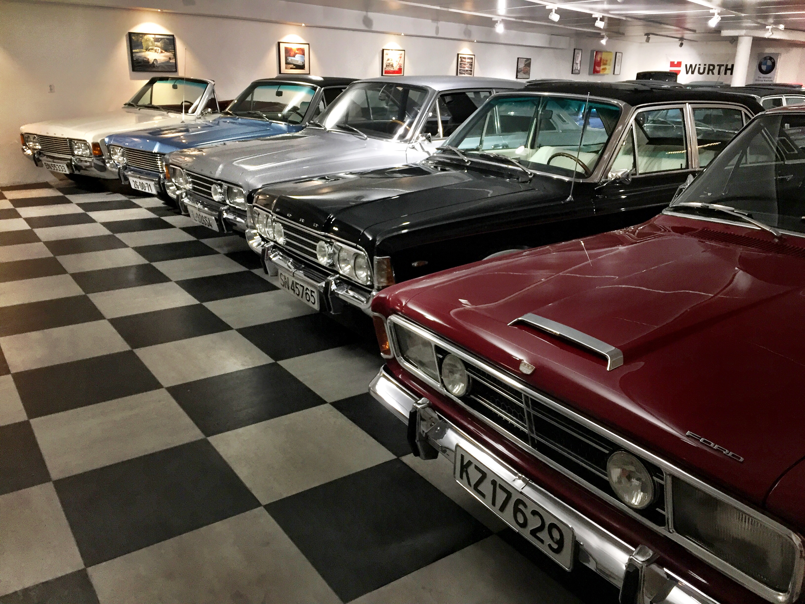 Her er bare noen av Arvid Indrehus sine mange biler. Han teller omtrent 30 biler til sammen, hvorav halvparten er Ford M.