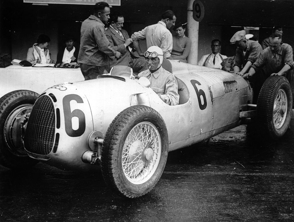 Varzi i sin Auto Union, med sneipen på plass som alltid.