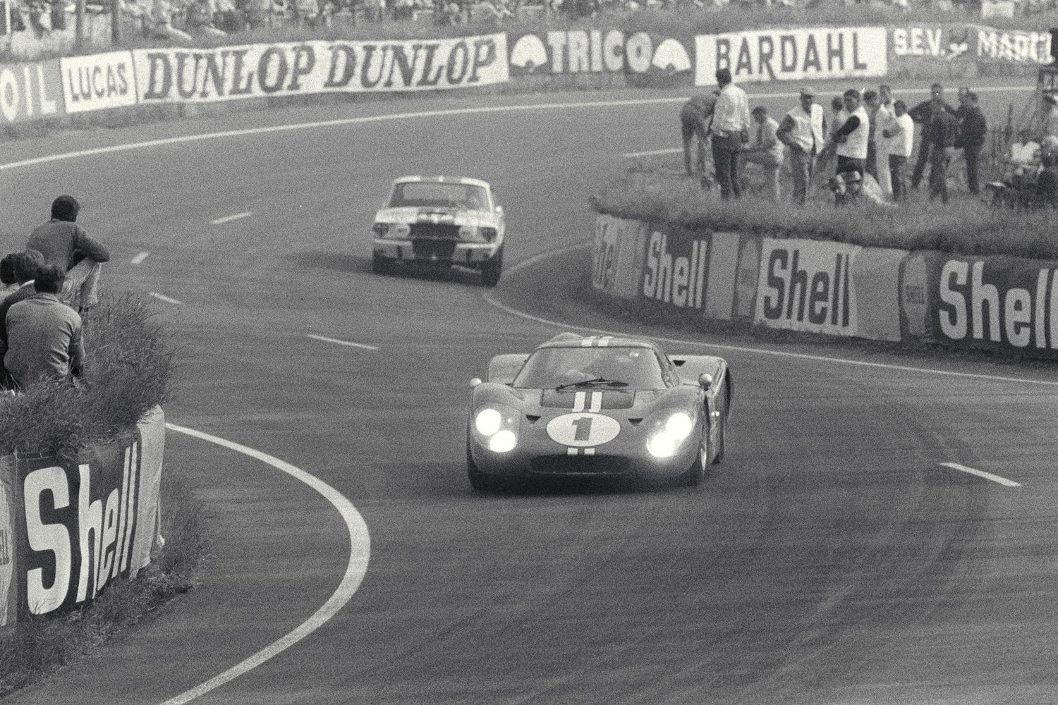 På vei mot seier i 24-timers løpet på Le Mans i 1967, i den brutale Ford GT40 MkIV. Foto: Ford