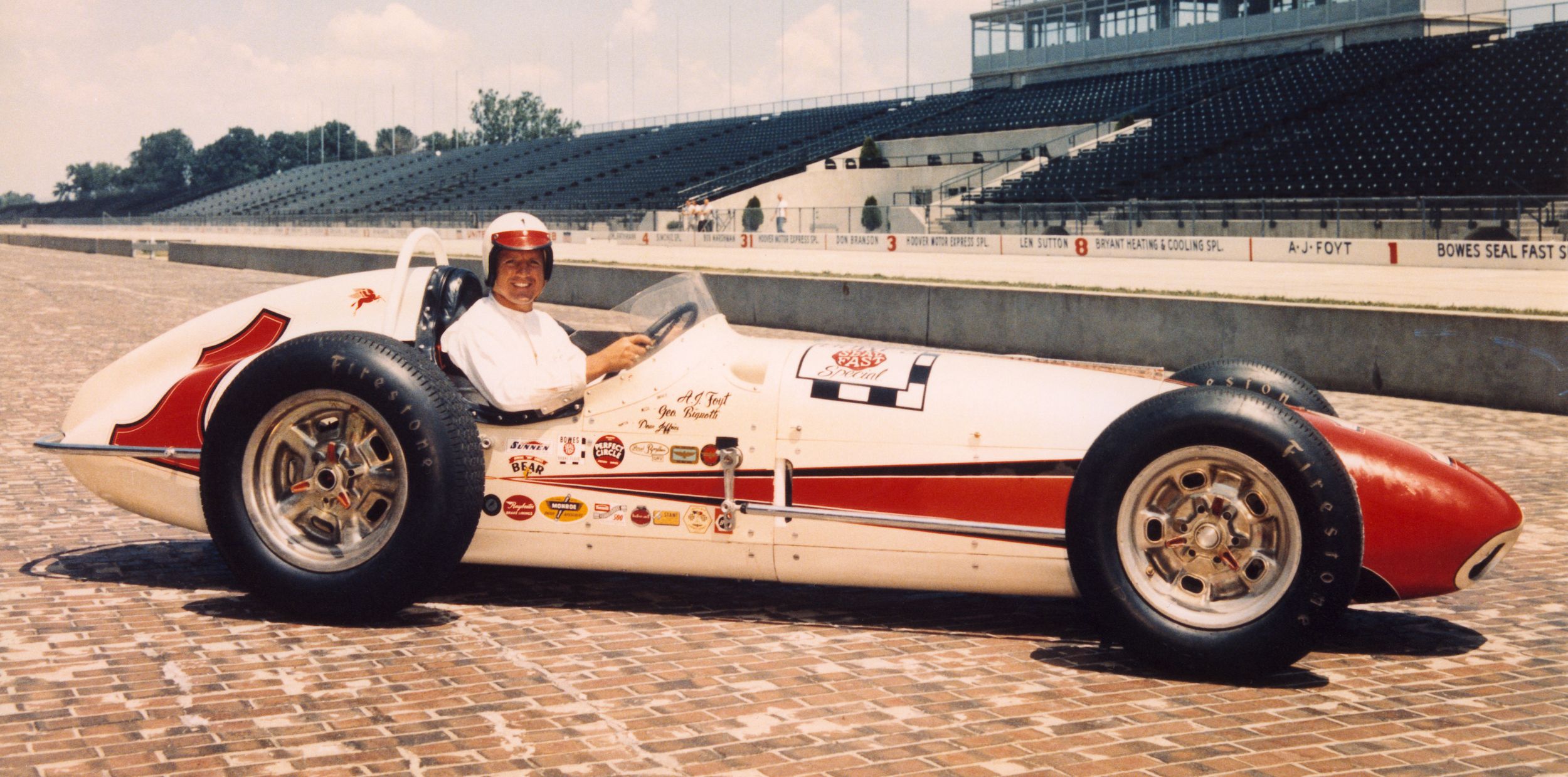 Den første seieren i Indy 500 kom i 1961. Året etter ble mursteinene lagt asfalt over (minus en liten bit for tradisjonens skyld). Foto: Indianapolis Motor Speedway