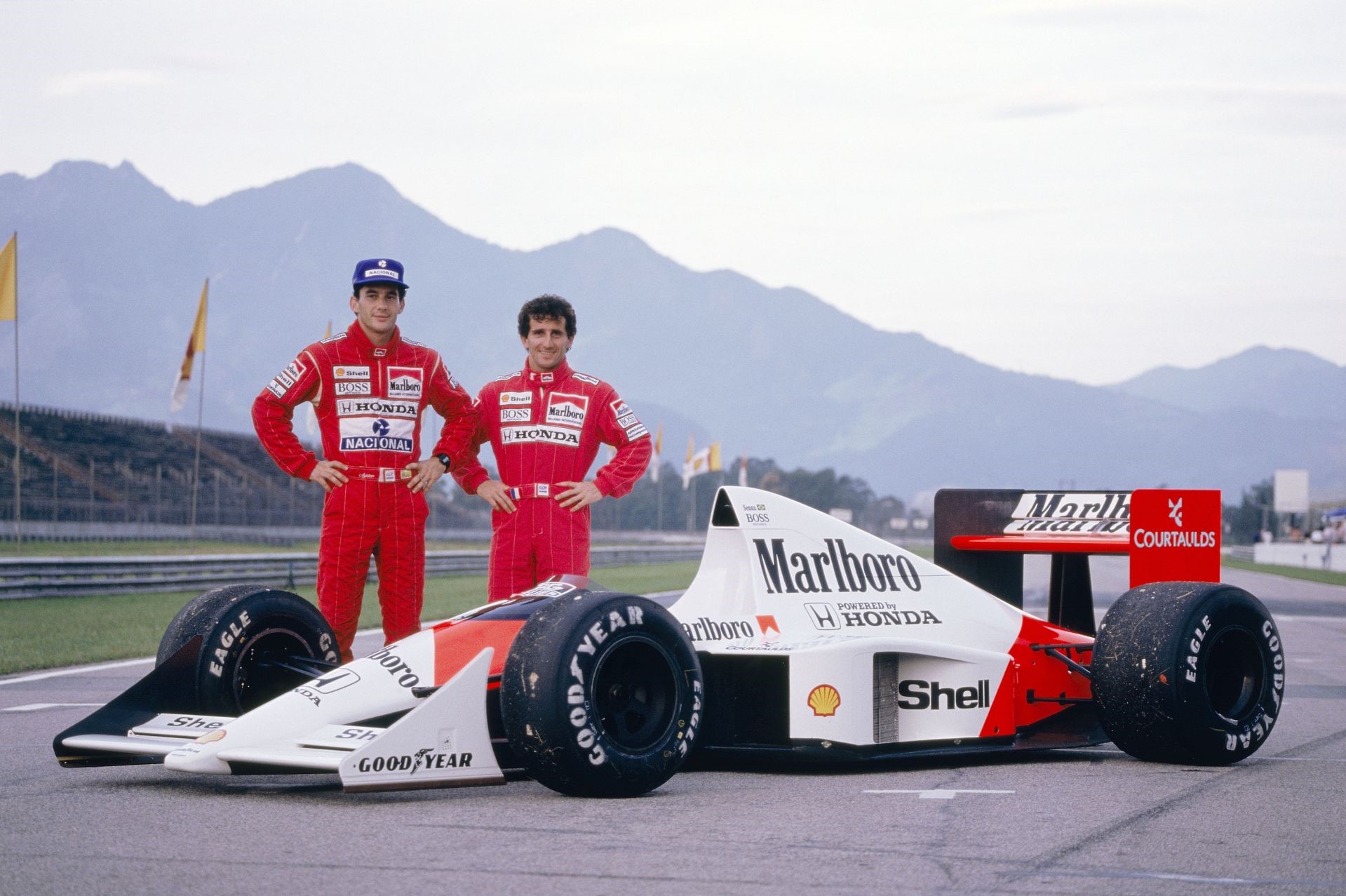 Det sterkeste førerteamet i historien: Ayrton Senna og Alain Prost. Professoren smiler her, men selv ikke han klarte å håndtere Sennas voldsomme tempo, da de kjørte sammen for McLaren i 1988/89. Foto: McLaren
