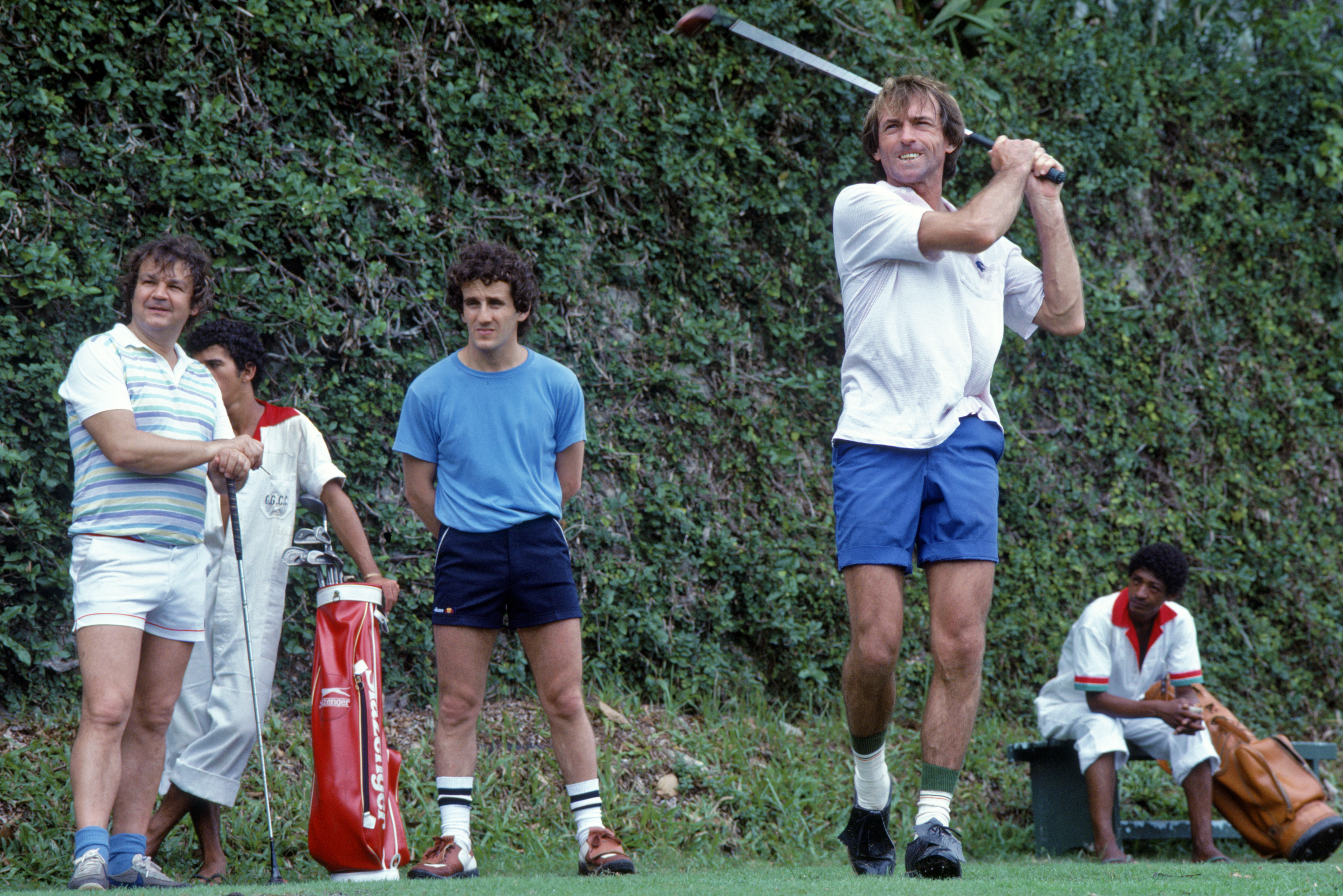 Prost er dyktig på golfbanen, her spiller man mot Jaques Laffite en gang på tidlig åttitall. Foto: Williams