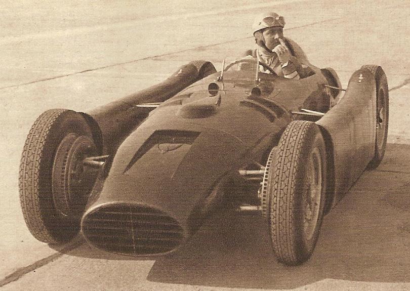 Lancia D50 var en glimrende bil, men hele 1954-sesongen gikk bort med å vente på det nye vidunderet.
