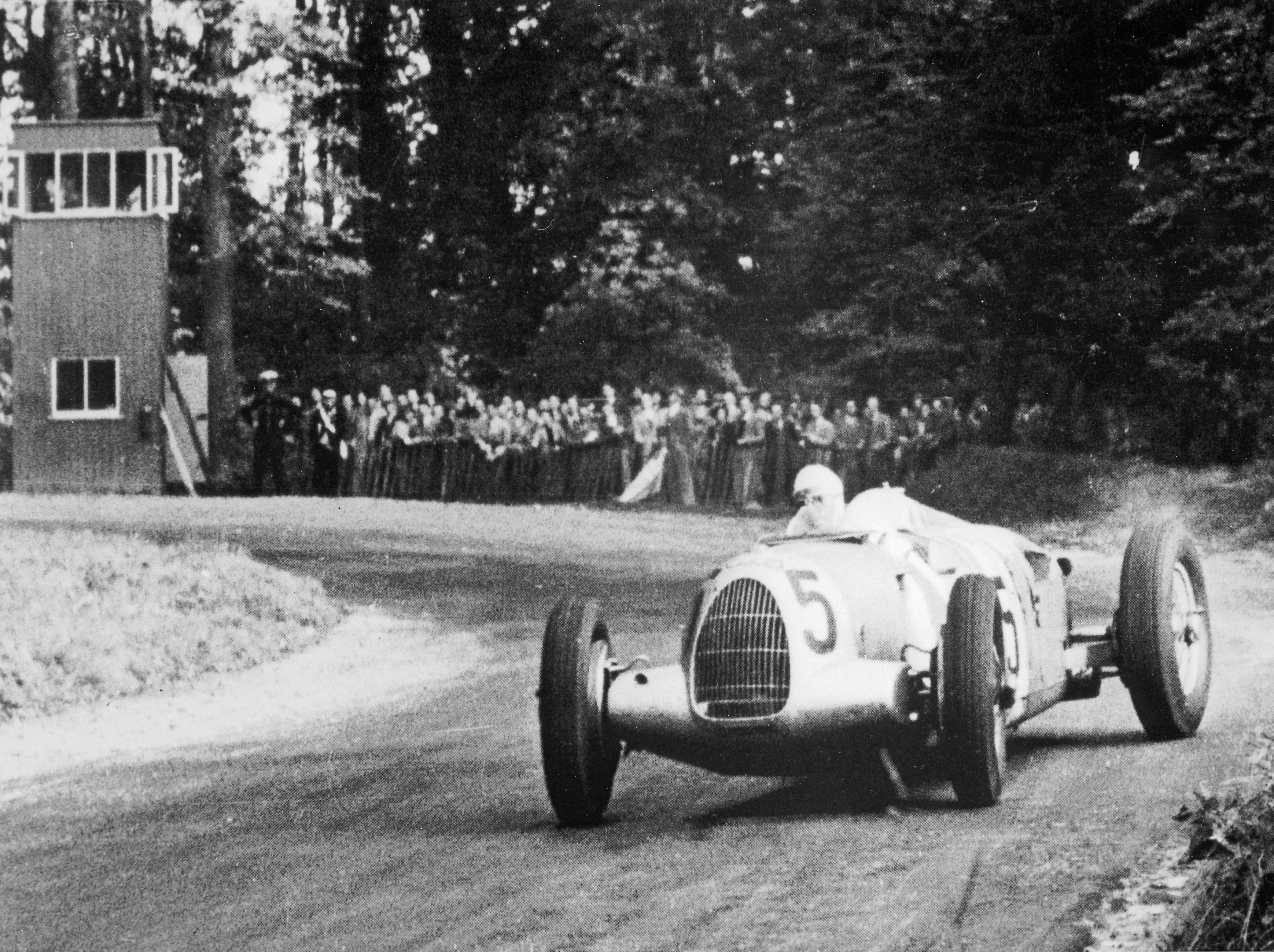 Ingen kunne mestre Auto Unions monsterbiler som Rosemeyer, her i full drift på Donington i 1937.