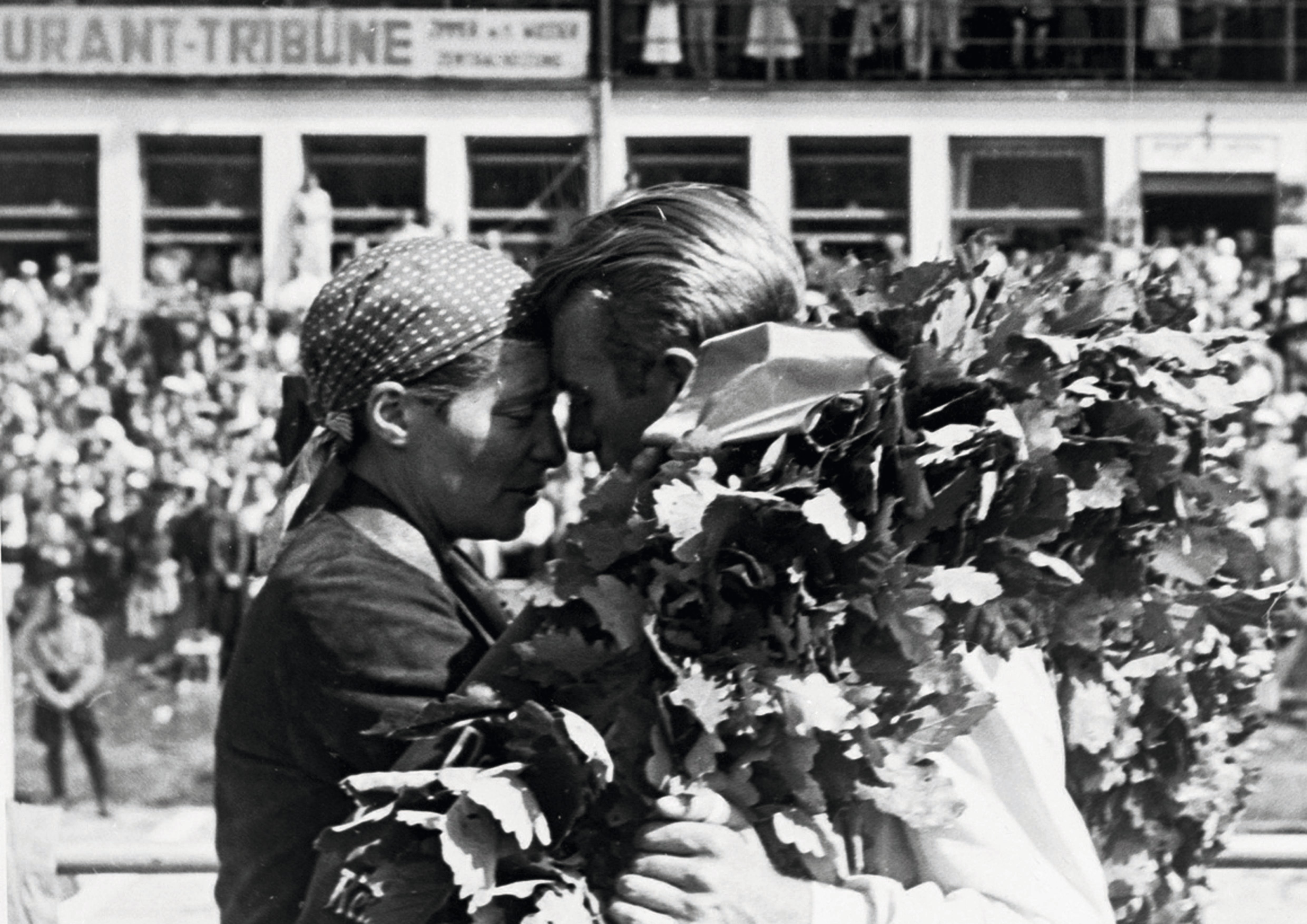 Rosemeyer og piloten Elly Beinhorn ble et kjendispar av enorme dimensjoner i Tyskland.