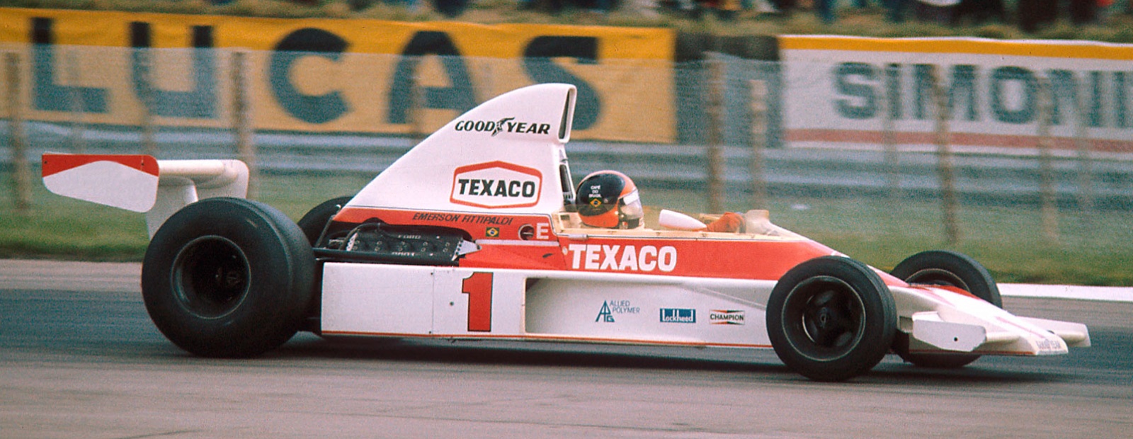 I 1975 kunne Emmo kjøre med #1 på bilen etter VM-tittelen året før, og leverte en god sesong med andreplass totalt. Foto: Wikipedia