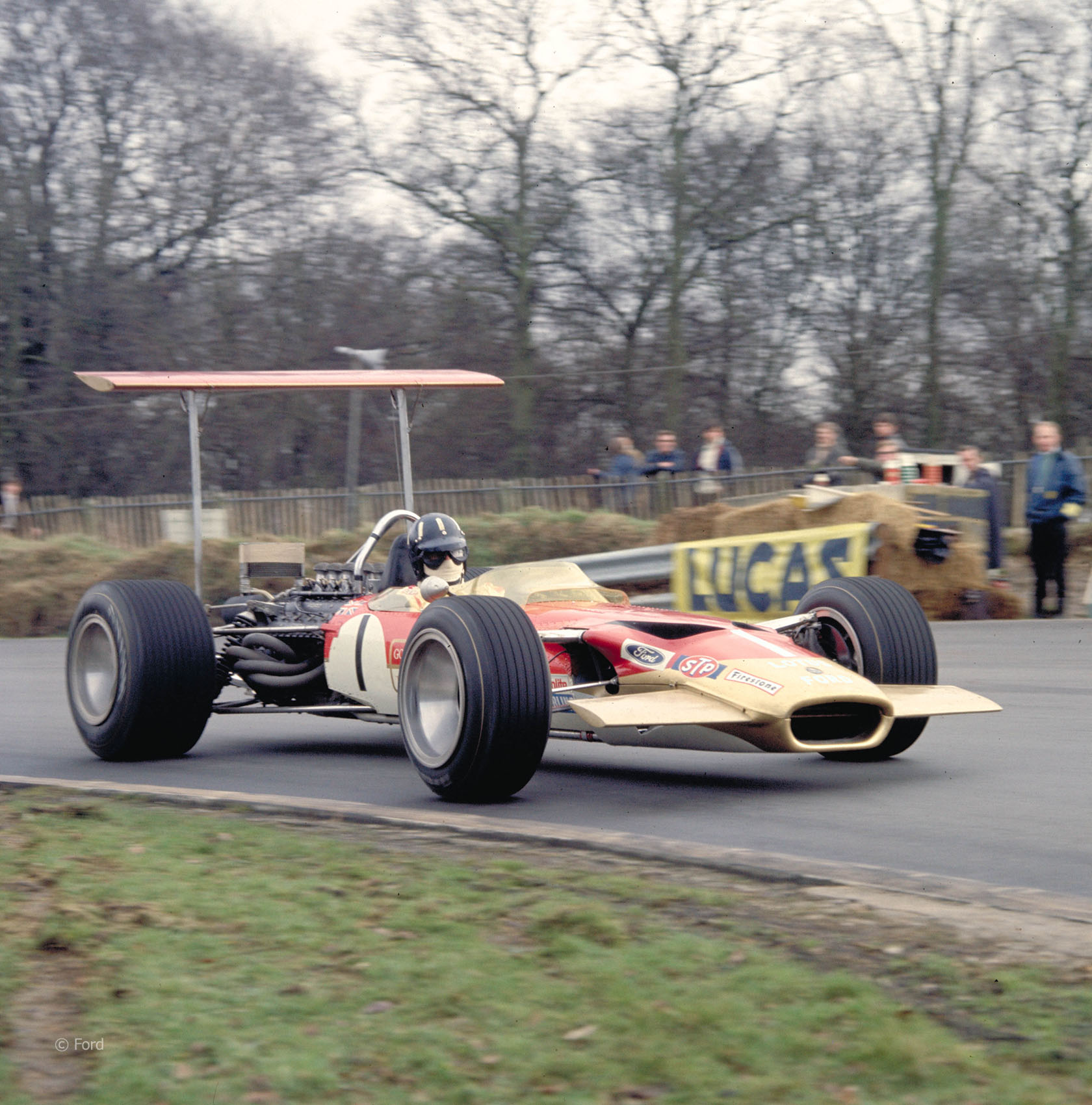 I 1968 var det tid for gigantiske vinger på Formel 1 bilene, og Hill styrte sin Lotus 49 inn til et nytt VM-gull. Foto: Ford