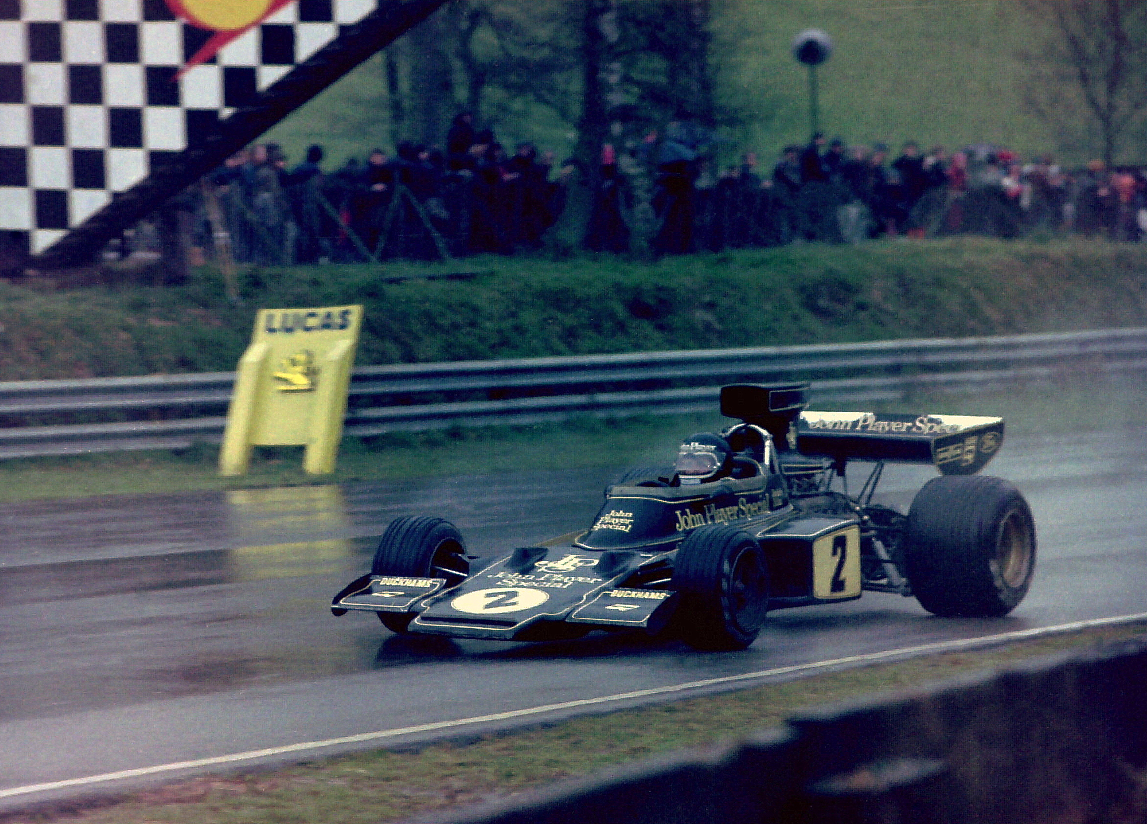 Ingen Formel 1 fører var bedre i regnvær enn Jacky Ickx på syttitallet, og hans unike ferdigheter på vått føre var grunnen til hans siste seier i en Formel 1 bil: 1974 Race of Champions for Lotus-teamet. 