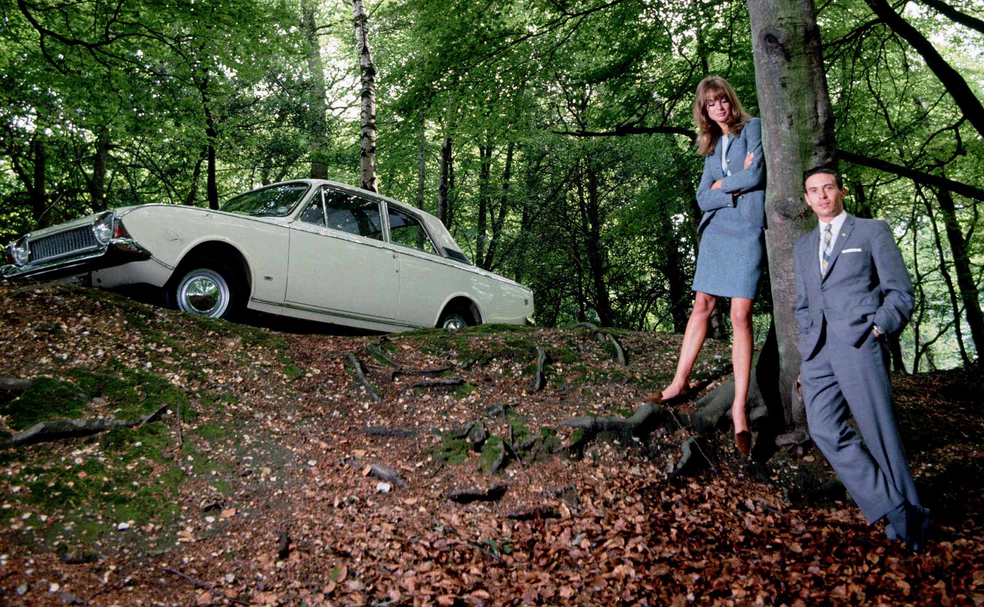 Jim Clark trivdes visstnok best på sauefarmen sin, men hadde draget på damene. Her i en reklame med en Ford Corsair og supermodellen Jean Shrimpton.