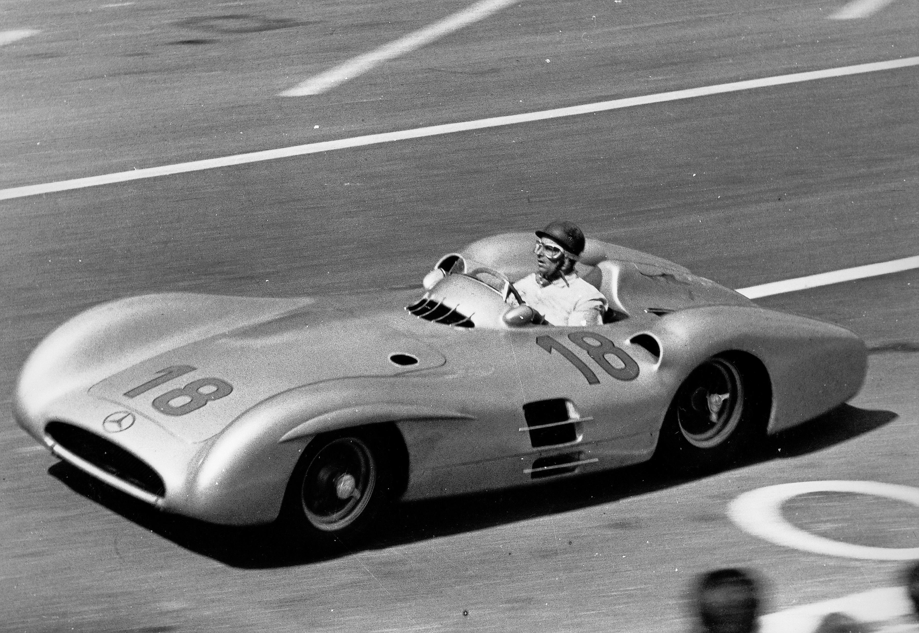 På Reims-banen i 1954 returnerte Mercedes-Benz til motorsportens øverste klasse. Det endte med seier til Fangio (legg merke til karosseriet som dekker hjulene, som ble brukt av Mercedes-teamet på noen av banene). Foto: Daimler AG