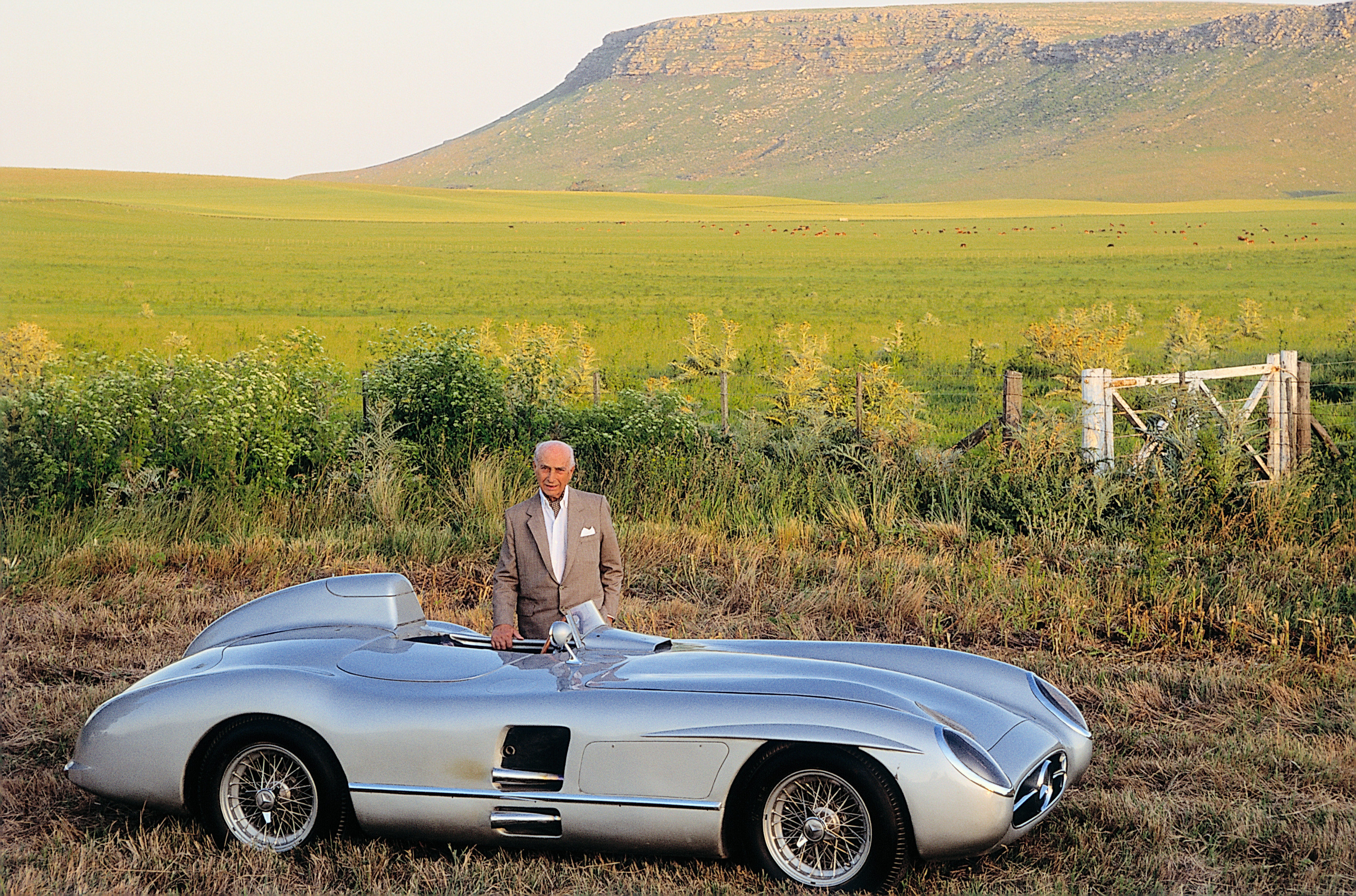 Fangio ble en flott Mercedes-ambassadør etter endt karriere som racerfører, og ble også president for Mercedes-Benz Argentina. Her med sin 300 SLR fra Fangio—museet i hans hjemby Balcarce på sine gamle dager. Fangio døde i Buenos Aires 17. juli 1995. Foto: Daimler AG