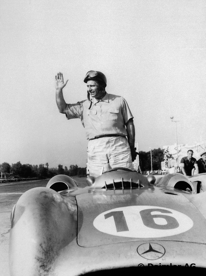 Fangio vinker til fansen på Monza, før starten på løpet i 1954. Foto: Daimler AG
