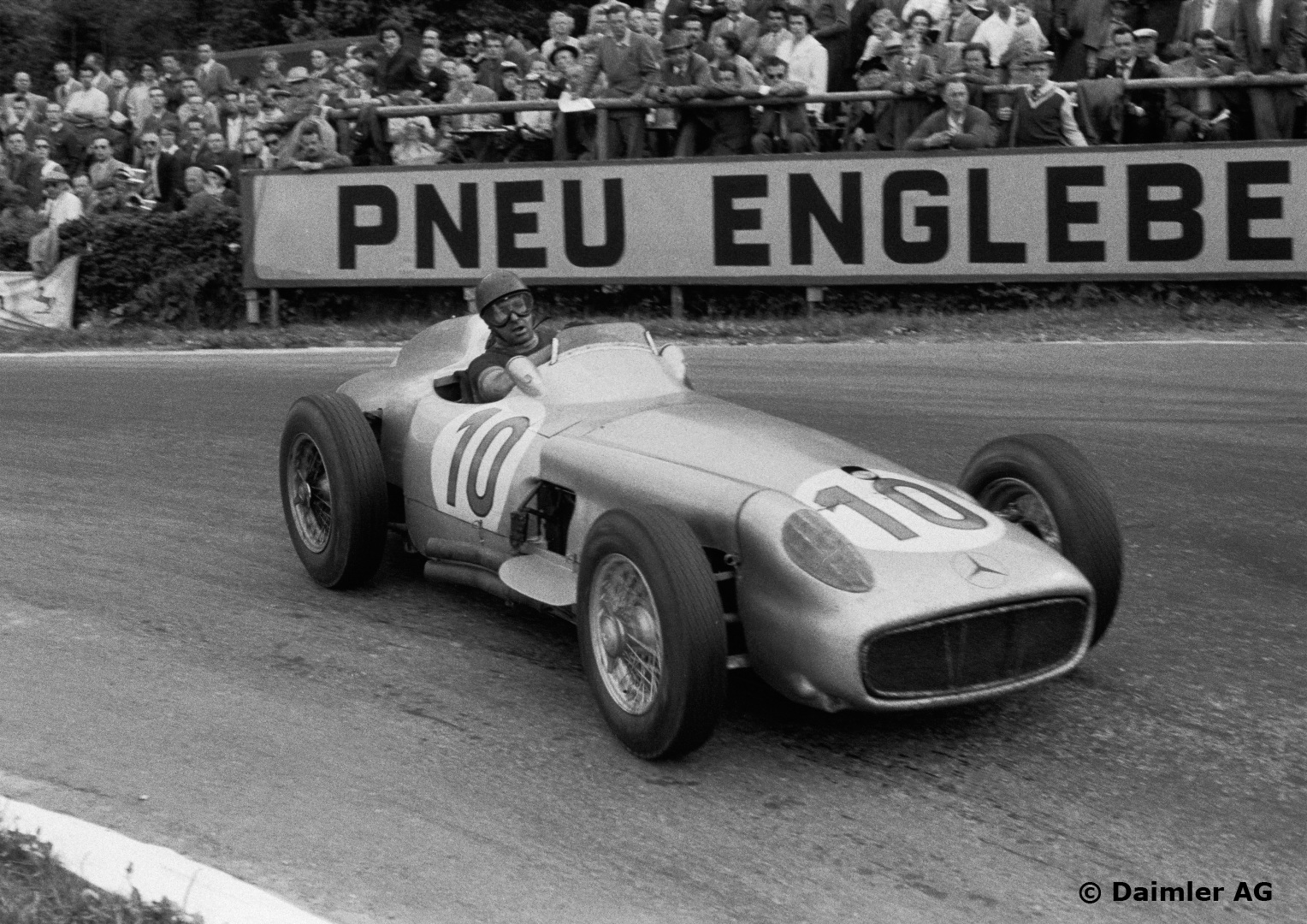 Fangio var mesterlig på de farligste banene, som her på vei inn til seier på beryktede Spa i 1955. Foto: Daimler AG