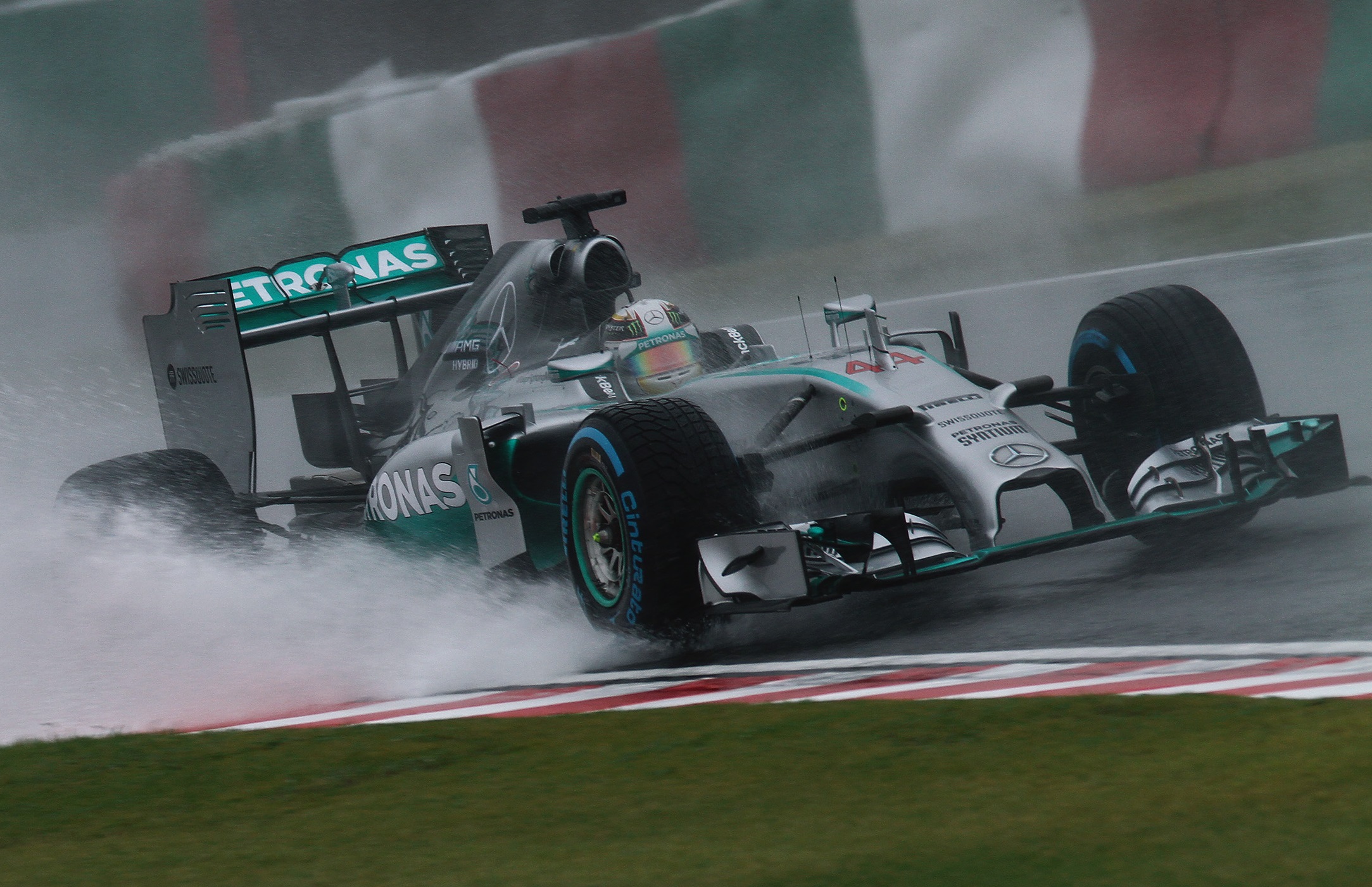 Regnmester Hamilton på vei inn til seier i Japan GP 2014.