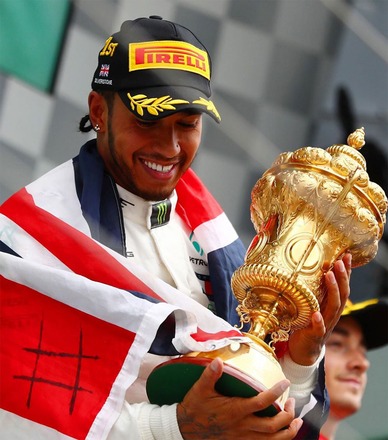 Seirene slutter visst aldri å renne inn for Hamilton, her etter triumfen på hjemmebane i 2019.