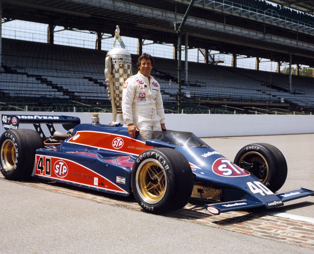 Mario med seierstrofeet etter å ha vunnet Indy 500 i 1981. Men var han den rette seierherren? Foto: Indianapolis Motor Speedway