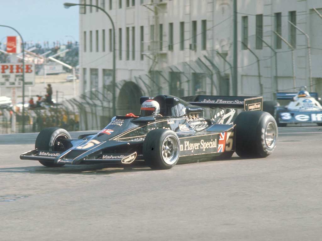 Mario er for mange synonym med Team Lotus og JPS-fargene, her på vei mot seier i Long Beach GP 1977 i den nydelige Lotus 78. Foto: Ford