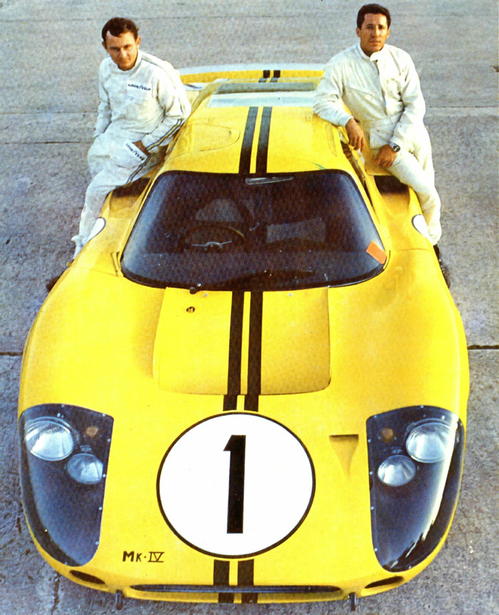 Mario (til høyre) kjørte også Fords brutale GT 40 MkIV. Her sammen med Bruce McLaren og vinnerbilen deres fra 12-timers løpet i Sebring 1967. Foto: Ford