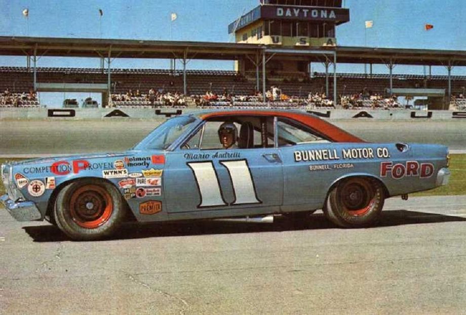 Tenk deg at en Indycarmester drar til Nascar-sirkuset og vinner Daytona 500. Det gjorde Mario Andretti i 1967. Foto: Ford.